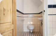 Toilet 1e verdieping met oorspronkelijk tegelwerk