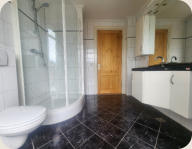 Badkamer, douche, 2e toilet, wastafel